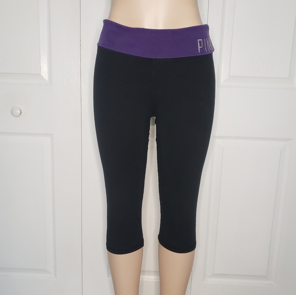 SOLD VS Pink Yoga Capri Leggings - Picture 2 of 8